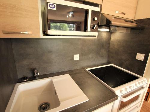 eine Küche mit einer Spüle und einer Arbeitsplatte in der Unterkunft Appartement La Salle-les-Alpes, 1 pièce, 4 personnes - FR-1-330F-106 in La Salle Les Alpes
