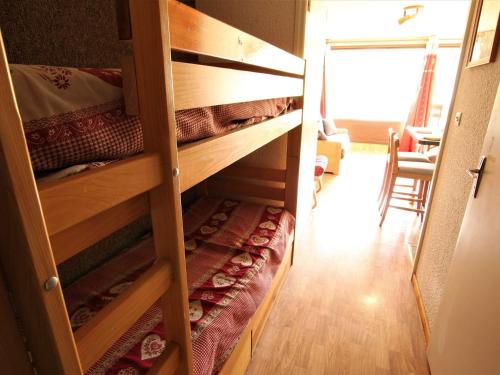 Zimmer mit einem Etagenbett und einem Holzschrank in der Unterkunft Appartement La Salle-les-Alpes, 1 pièce, 4 personnes - FR-1-330F-106 in La Salle Les Alpes
