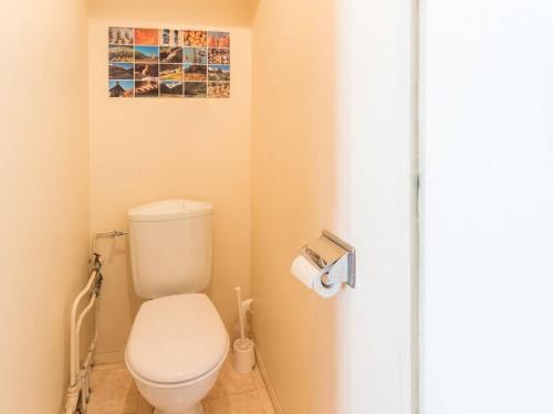 bagno con servizi igienici e una foto appesa al muro di Appartement La Salle-les-Alpes, 2 pièces, 6 personnes - FR-1-330F-114 a Serre Chevalier