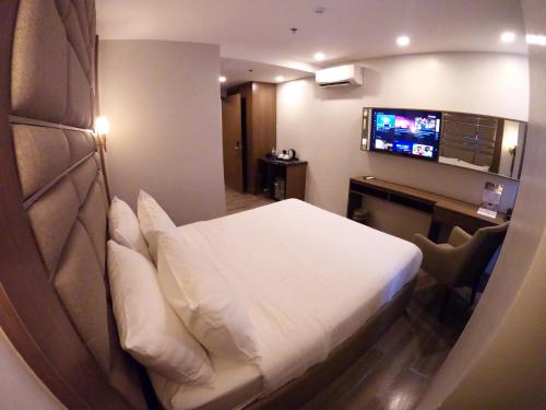 Кровать или кровати в номере El Vistra Hotel Angeles
