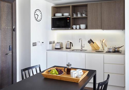 Køkken eller tekøkken på Staybridge Suites London-Vauxhall by IHG