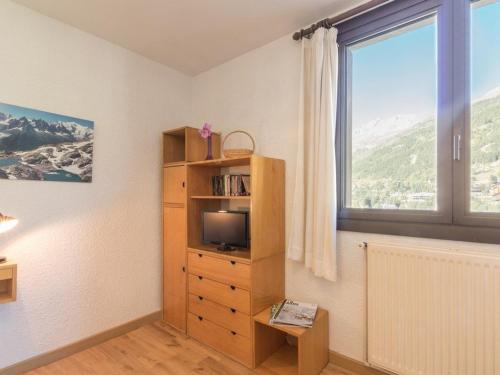 - une chambre avec une télévision, une commode et une fenêtre dans l'établissement Studio cosy pour 2 à La Salle-les-Alpes, proche pistes et commerces - FR-1-330F-162, à La Salle Les Alpes