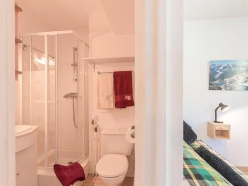 une salle de bain blanche avec des toilettes et un lavabo dans l'établissement Studio cosy pour 2 à La Salle-les-Alpes, proche pistes et commerces - FR-1-330F-162, à La Salle Les Alpes