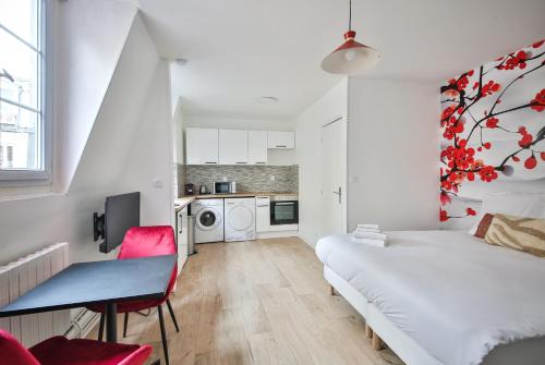 une chambre avec un lit et un bureau et une cuisine dans l'établissement 42#Studio 2Pers#Sèvres-Lecourbe#Necker, à Paris