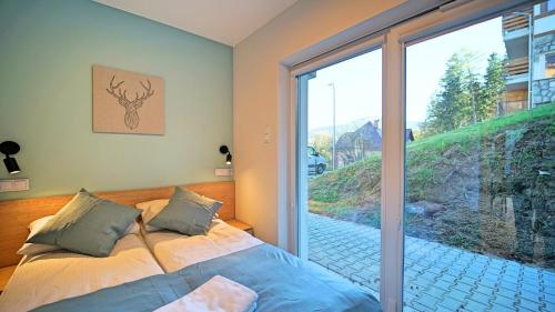 Ένα ή περισσότερα κρεβάτια σε δωμάτιο στο Apartamenty EverySky - Słowackiego 5a-b