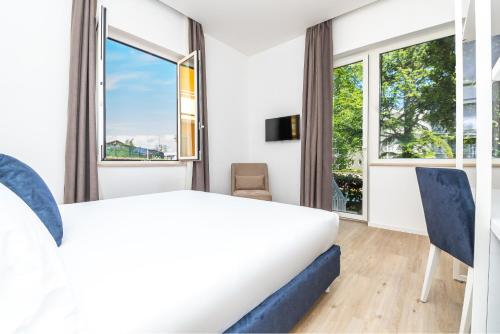 una camera con un letto e una grande finestra di Hotel Isabella Sorrento a Sorrento