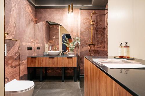 łazienka z umywalką i toaletą w obiekcie Dandelion Apartment - LoftAffair w Krakowie