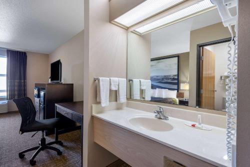 Habitación de hotel con lavabo y espejo en Super 8 by Wyndham Jackson MN en Jackson