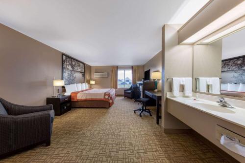 Habitación de hotel con cama y lavabo en Super 8 by Wyndham Jackson MN en Jackson