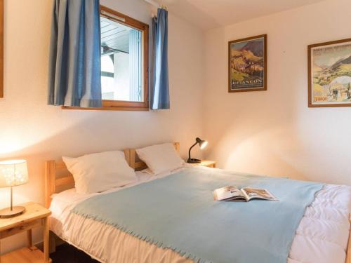 En eller flere senge i et værelse på Appartement La Salle-les-Alpes, 3 pièces, 8 personnes - FR-1-330F-34