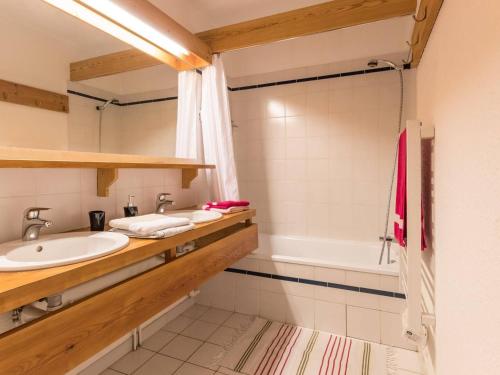 a bathroom with a sink and a tub at Appartement La Salle-les-Alpes, 3 pièces, 8 personnes - FR-1-330F-34 in Serre Chevalier