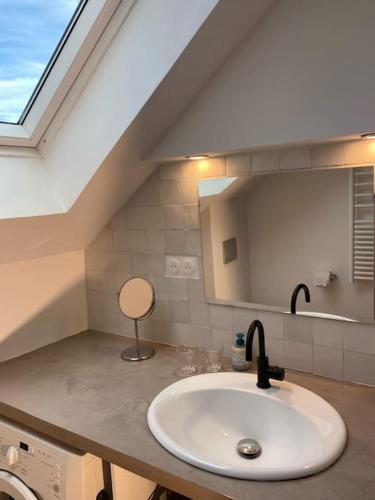 - une salle de bains mansardée pourvue d'un lavabo dans l'établissement La petite maison de Savennières, à Savennières