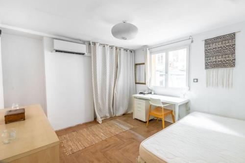 a bedroom with a bed and a desk and a window at Lovely townhouse in a lively area close to the old Nice in Nice