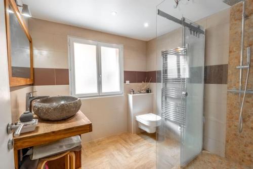 a bathroom with a sink and a shower at Lovely townhouse in a lively area close to the old Nice in Nice
