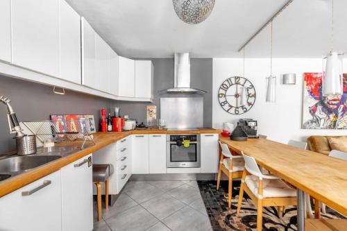 une cuisine avec des armoires blanches et un comptoir en bois dans l'établissement Lovely townhouse in a lively area close to the old Nice, à Nice