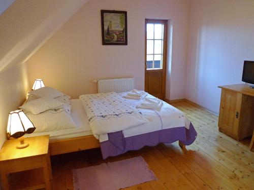 sypialnia z łóżkiem, stołem i oknem w obiekcie Osada Jeździecka Bata w mieście Mirsk
