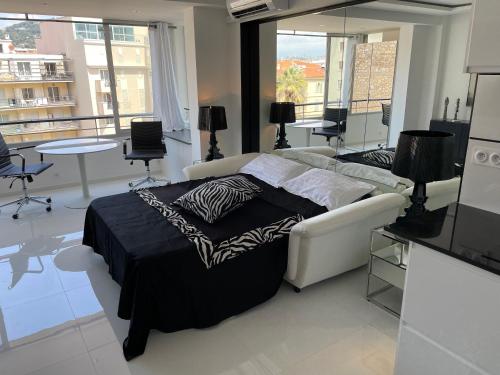 une chambre avec un lit et un canapé dans une pièce dans l'établissement Ibis croisette, à Cannes