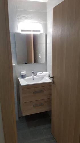 a bathroom with a sink and a mirror at A 200m de la Plage, du Haut Standing au coeur du Parc in Mohammedia