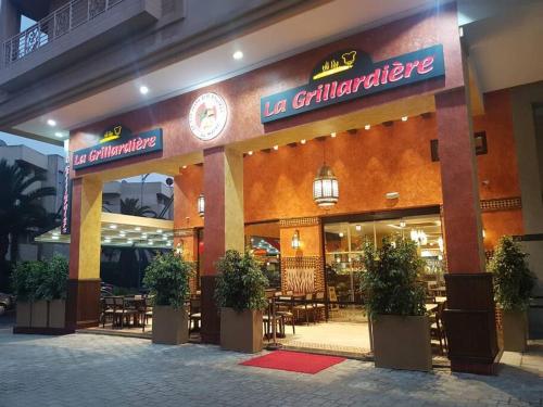 a store front of a restaurant with tables and chairs at A 200m de la Plage, du Haut Standing au coeur du Parc in Mohammedia