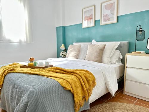 ein Schlafzimmer mit einem Bett mit einer gelben Decke darauf in der Unterkunft Mediterranean Sweet Home Mojacar in Mojácar