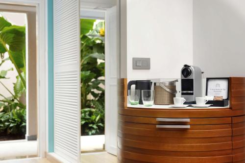 Zestaw do parzenia kawy i herbaty w obiekcie InterContinental Dominica Cabrits Resort & Spa by IHG