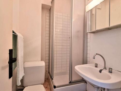 une salle de bain blanche avec des toilettes et un lavabo dans l'établissement Studio 2/3 pers, proche télésiège, Wifi, Parking - FR-1-525-188, à Saint-Étienne-en-Dévoluy