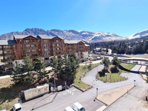 une vue aérienne sur un parking situé en face d'un bâtiment dans l'établissement Studio 2/3 pers, proche télésiège, Wifi, Parking - FR-1-525-188, à Saint-Étienne-en-Dévoluy