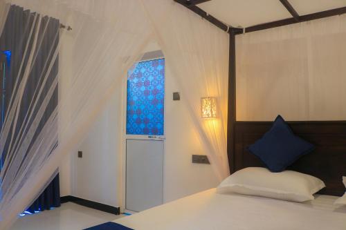 Postel nebo postele na pokoji v ubytování Eden Roc Guest Inn