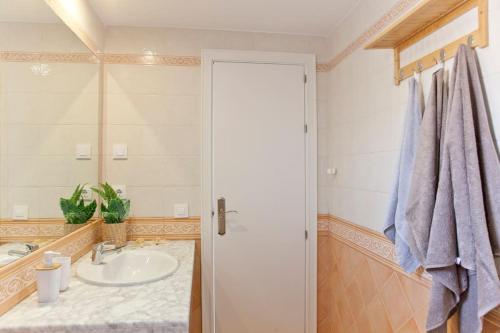 ein Badezimmer mit Waschbecken und Spiegel in der Unterkunft Widok na basen, Home-Office, Wi-Fi Gratis in Costa Calma