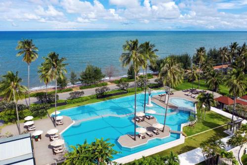 Ban Pak Nam PranにあるWyndham Hua Hin Pranburi Resort & Villasのプールと海のあるリゾートの航空写真