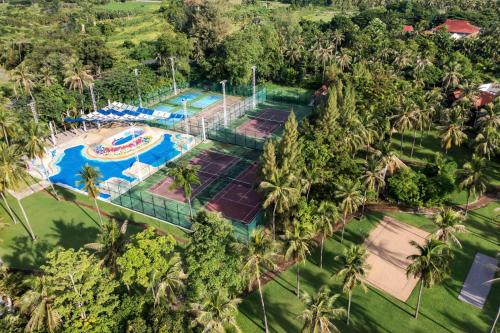 Wyndham Hua Hin Pranburi Resort & Villasの敷地内または近くにあるテニス施設またはスカッシュ施設