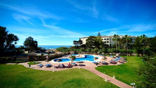 una vista aérea de un complejo con piscina en Marbella Beach Resort at Club Playa Real, en Marbella