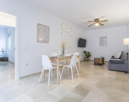 a living room with a table and chairs and a couch at Azvalia - Larga 112 in El Puerto de Santa María
