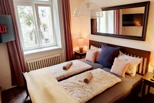 Postel nebo postele na pokoji v ubytování Balcony King Suite 12 min from Charles Bridge