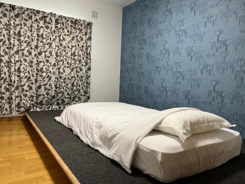 Postel nebo postele na pokoji v ubytování ＡｋＢ33 Room-2