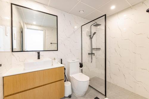 ein Bad mit einem WC, einem Waschbecken und einer Dusche in der Unterkunft Daniels 2BR The Greens Park View in Dubai