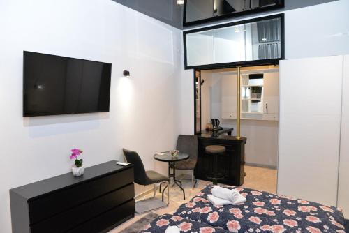スラヴォンスキ・ブロッドにあるRoom Marsoniaのベッドルーム1室(ベッド1台、壁にテレビ付)