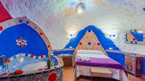ein Schlafzimmer mit einem Schlafzimmer mit einer Maus in der Unterkunft Cueva del Tito Hinojares by Ruralidays in Hinojares