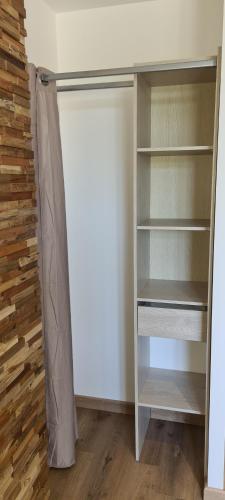 un placard vide avec rideau dans une pièce dans l'établissement La P'tite Bas-Rivière, à Blois