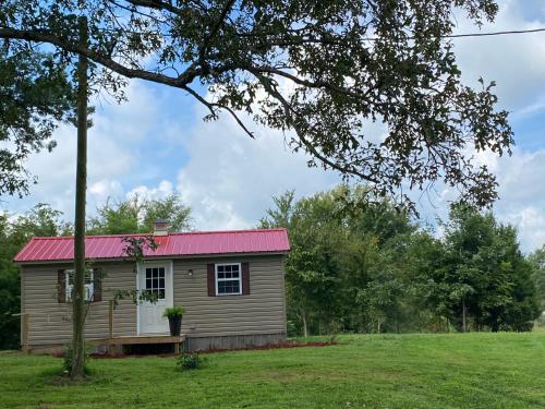 Gallery image of Cozy Country Cottage on a 350 acre farm in Little Barren