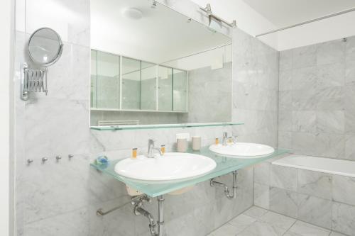 A bathroom at Penthouse Staatsoper