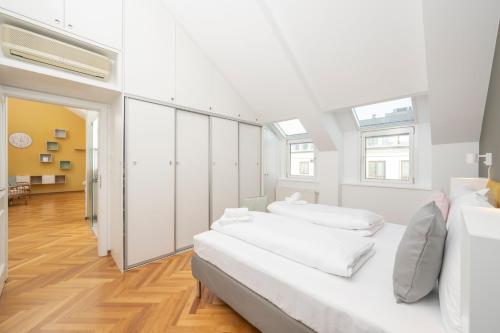 A bed or beds in a room at Penthouse Staatsoper