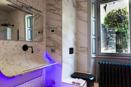 y baño con ducha, ventana y radiador. en Villa delle Fiabe - Homelike Villas, en Ossuccio