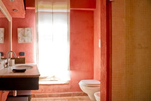bagno con servizi igienici e finestra. di Villa delle Palme - Homelike Villas a Castelvetrano Selinunte