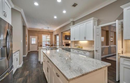 Η κουζίνα ή μικρή κουζίνα στο ROYCE mini-mansion with heated pool & spa Houston