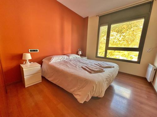 a bedroom with a large bed and a window at Tucamp 3,8 Al lado del telecabina para 6 pax in Encamp