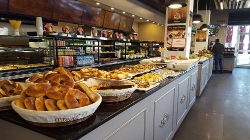 un panificio pieno di diversi tipi di pane di Kızılkaya Business Otel a Korfez