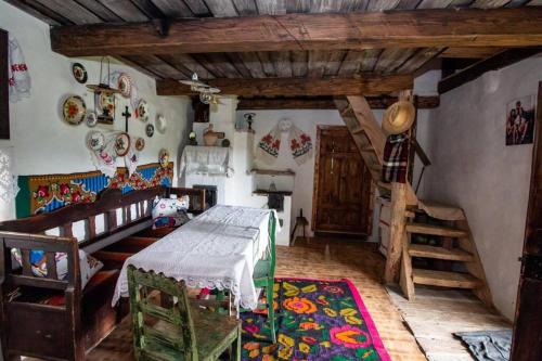 Zimmer mit einem Bett und einem Tisch in einem Zimmer in der Unterkunft Casa din deal in Baia Sprie