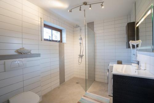 y baño con lavabo y ducha. en Premium Quartier Solymar Pelzerhaken en Neustadt in Holstein