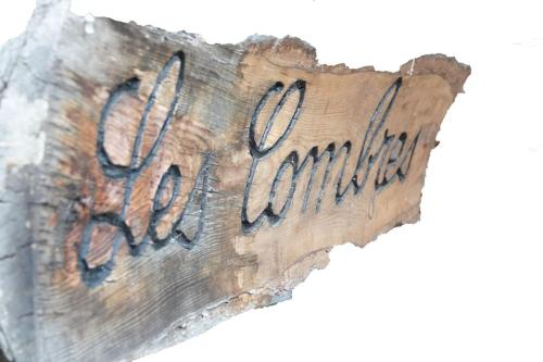 un panneau indiquant qu'il n'y a pas de montée sur une branche d'arbre dans l'établissement Les Combres, gîte nature avec piscine chauffée, à Malbosc